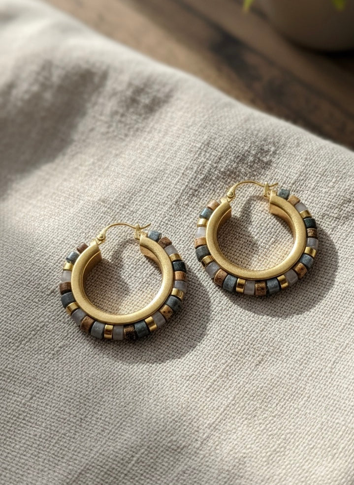 Boucles d'oreilles créoles perles carrées – céramique multicolore et accents dorés