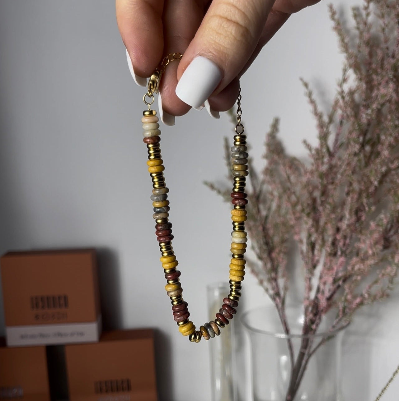 Bracelet perles heishi multicolores – jaspe, œil de tigre et accents dorés