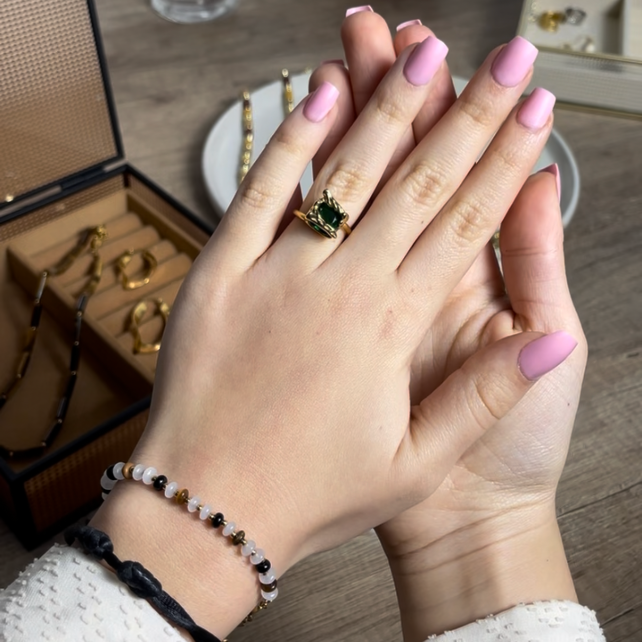 Bague élégante dorée en acier inoxydable avec pierre rectangulaire noire