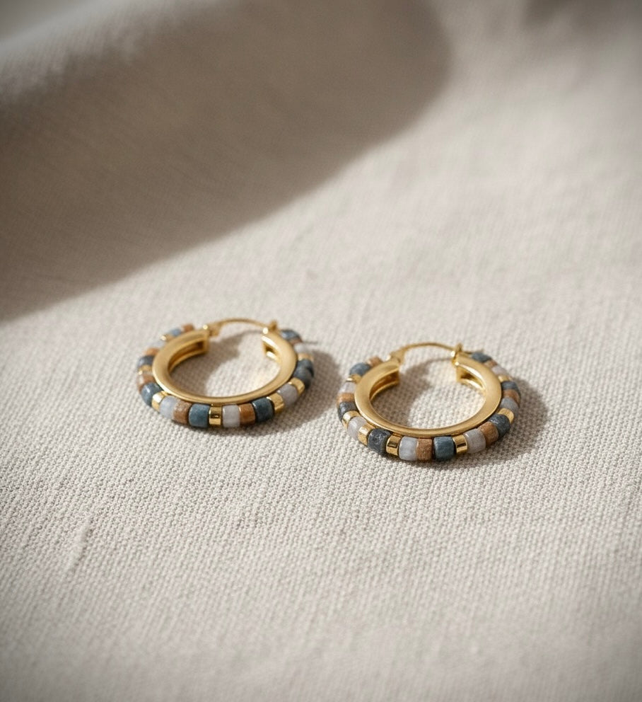 Boucles d'oreilles créoles perles carrées – céramique multicolore et accents dorés