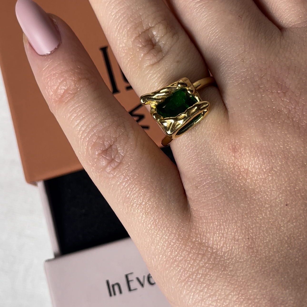 Bague élégante dorée en acier inoxydable avec pierre rectangulaire noire