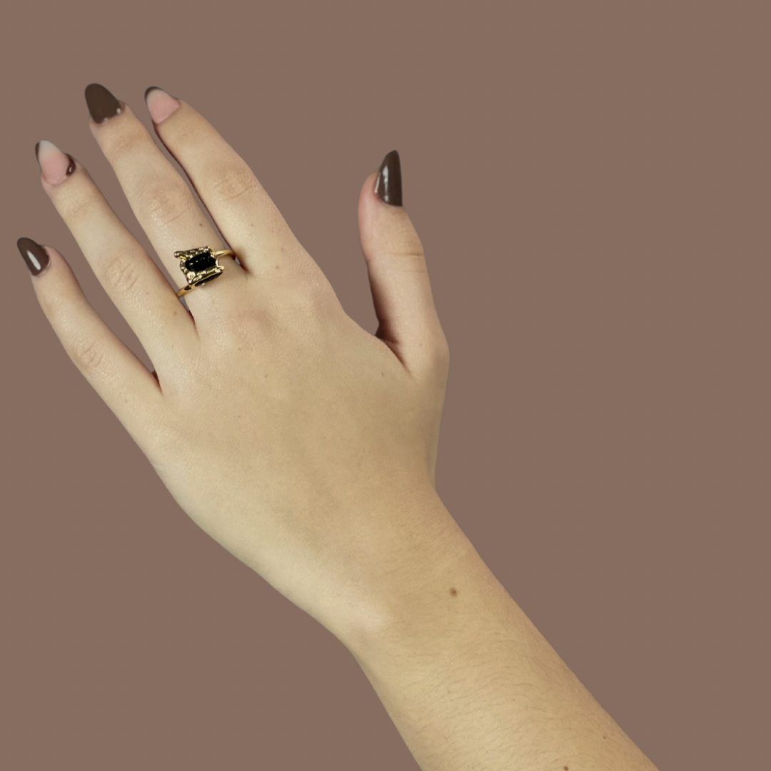 Bague élégante dorée en acier inoxydable avec pierre rectangulaire noire