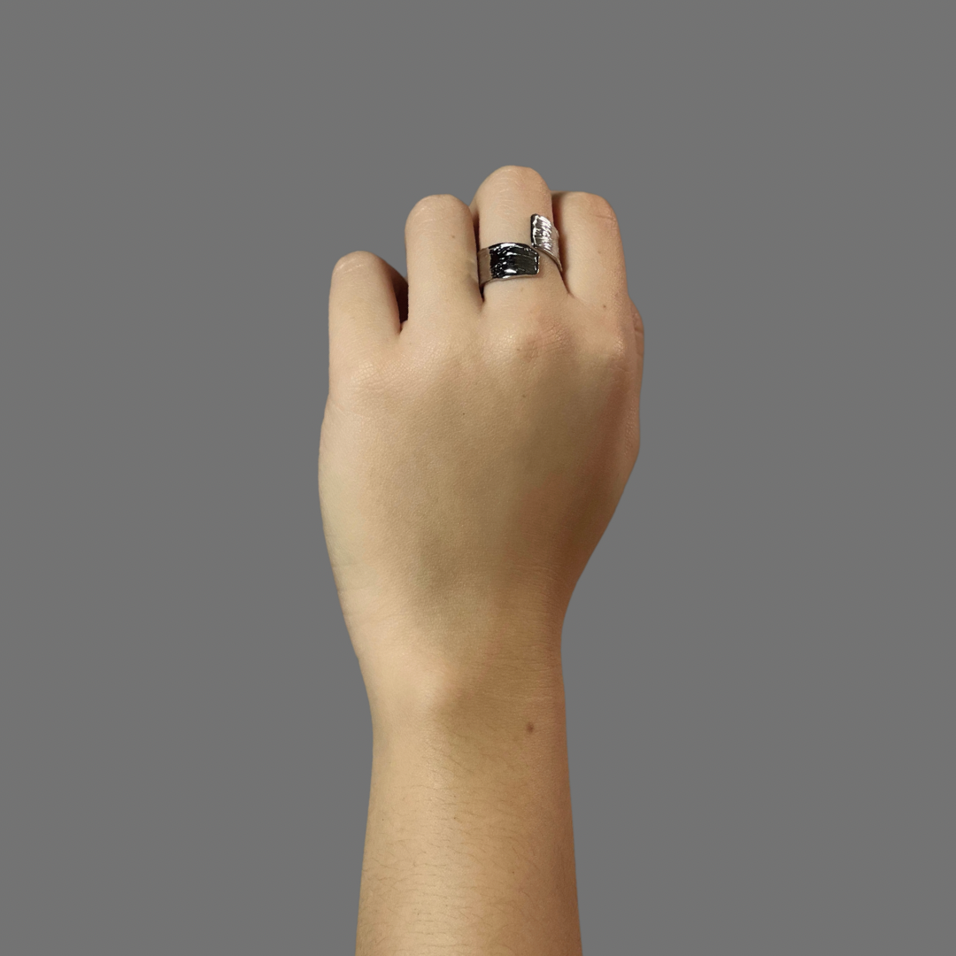 Bague géométrique sculptée texturée – acier inoxydable doré et argenté design moderne