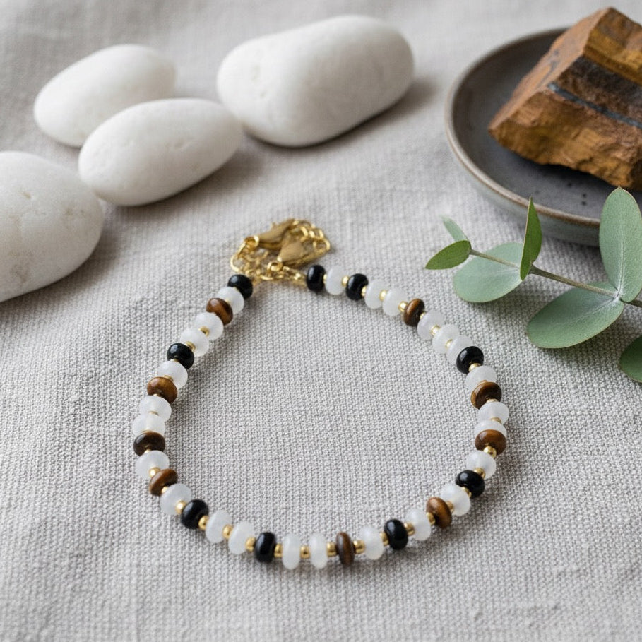 Bracelet perles fines marron et blanches avec fermoir réglable doré