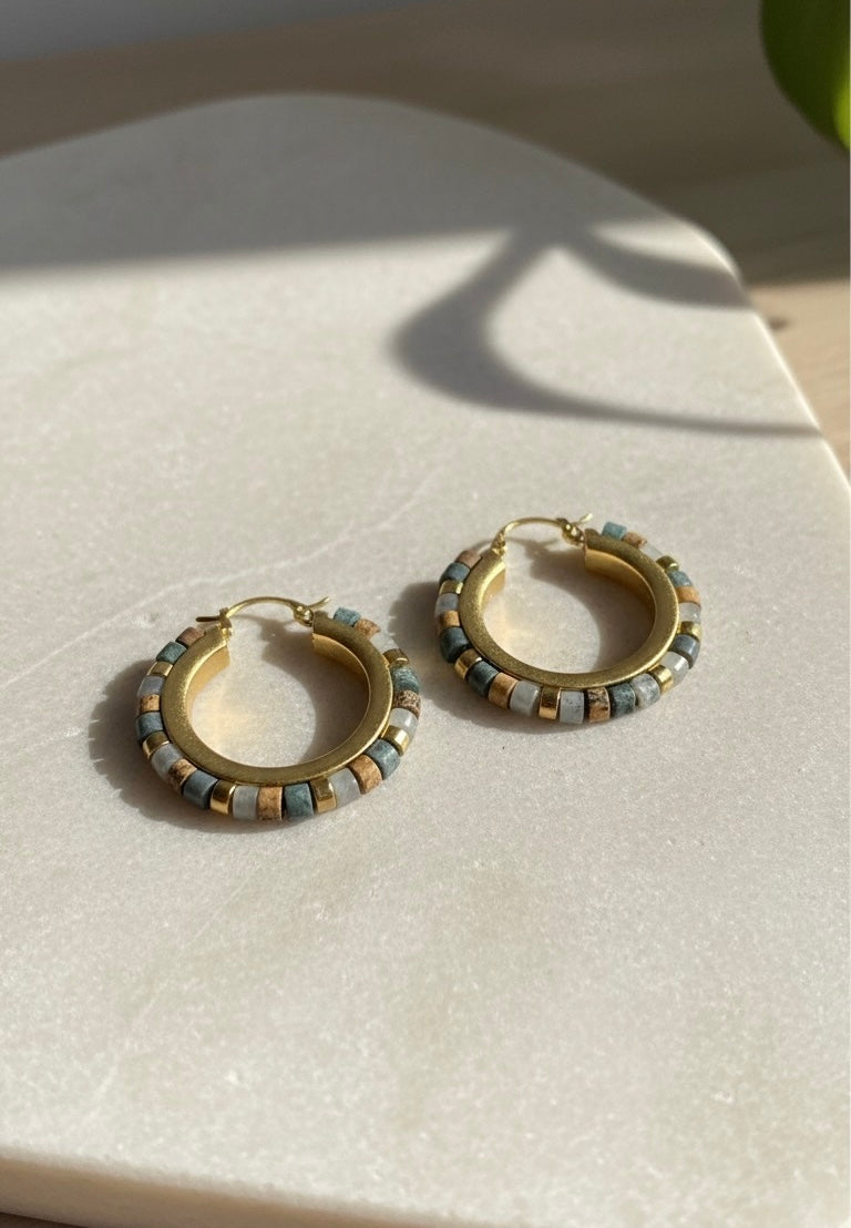 Boucles d'oreilles créoles perles carrées – céramique multicolore et accents dorés