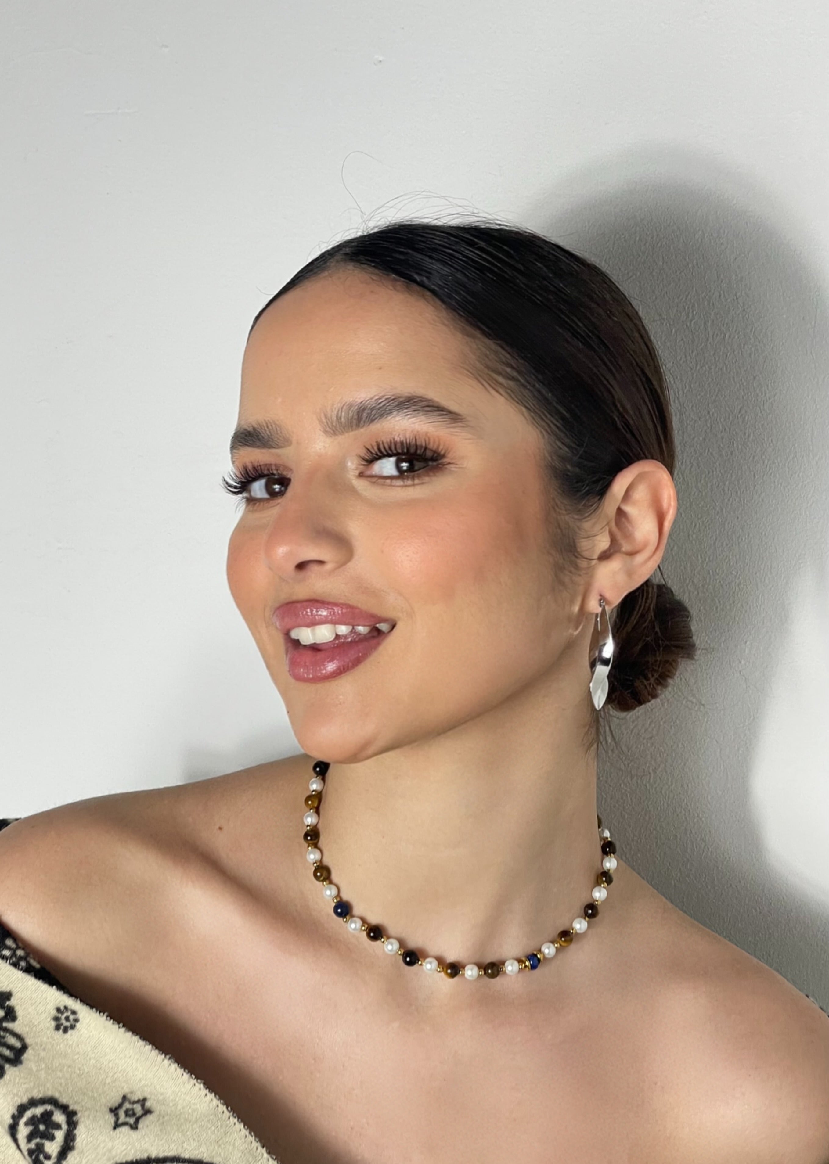 Collier ras-de-cou perles élégantes avec pierres naturelles marron et bleu