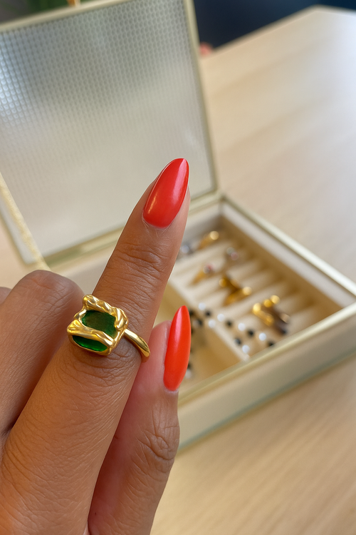 Bague élégante dorée en acier inoxydable avec pierre rectangulaire noire