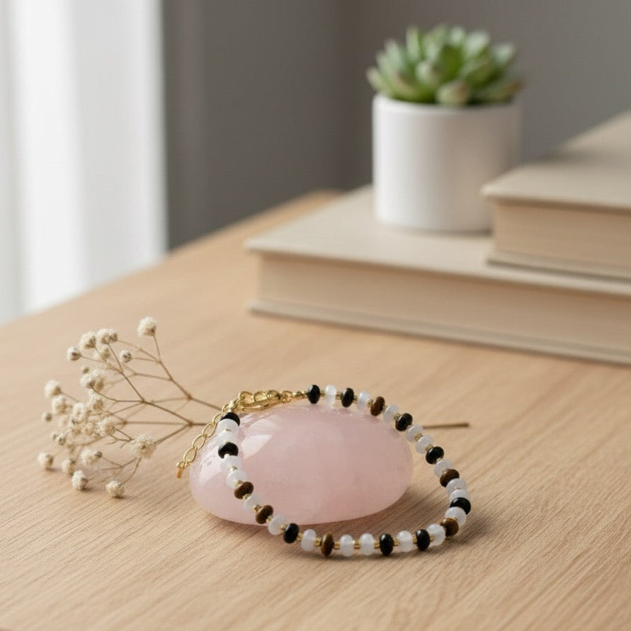 Bracelet perles fines marron et blanches avec fermoir réglable doré