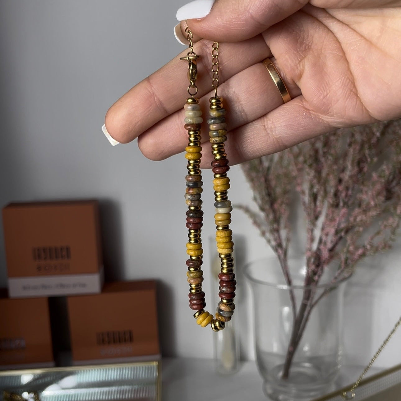 Bracelet perles heishi multicolores – jaspe, œil de tigre et accents dorés