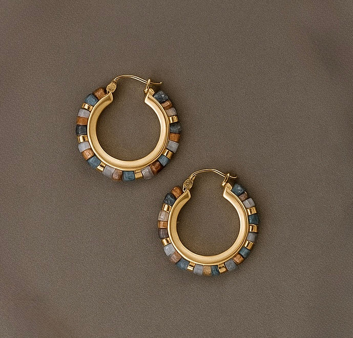 Boucles d'oreilles créoles perles carrées – céramique multicolore et accents dorés