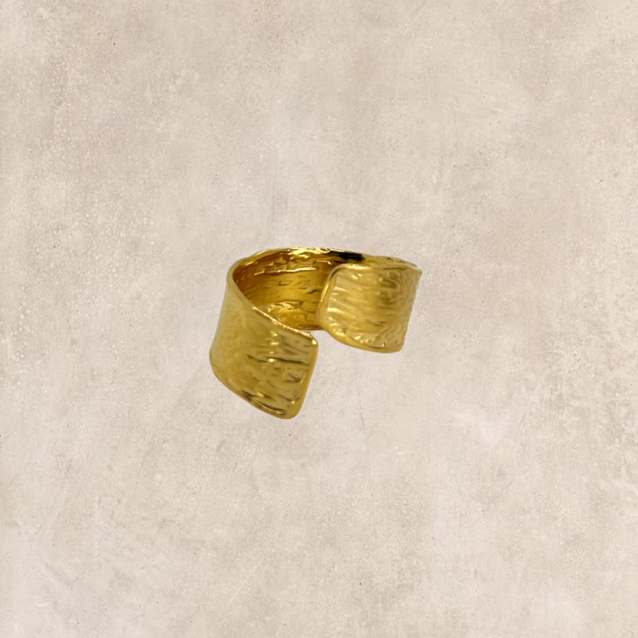 Bague géométrique sculptée texturée – acier inoxydable doré et argenté design moderne