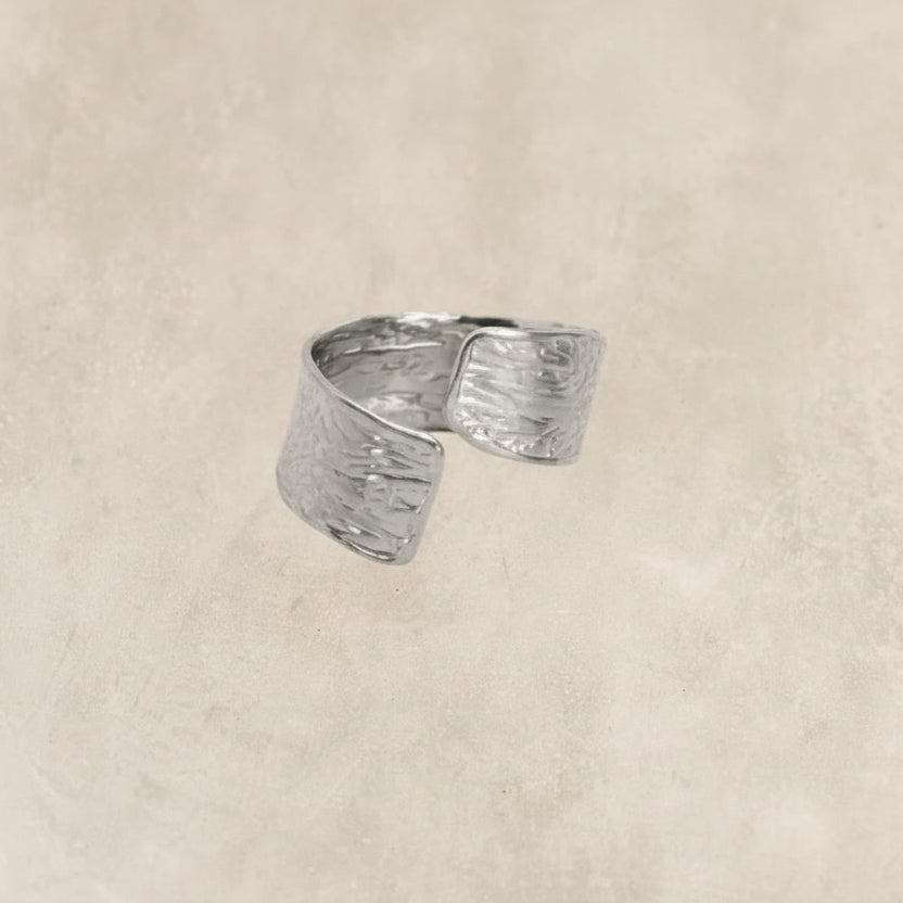 Bague géométrique sculptée texturée – acier inoxydable doré et argenté design moderne