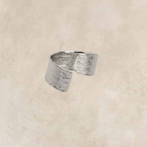 Bague géométrique sculptée texturée – acier inoxydable doré et argenté design moderne