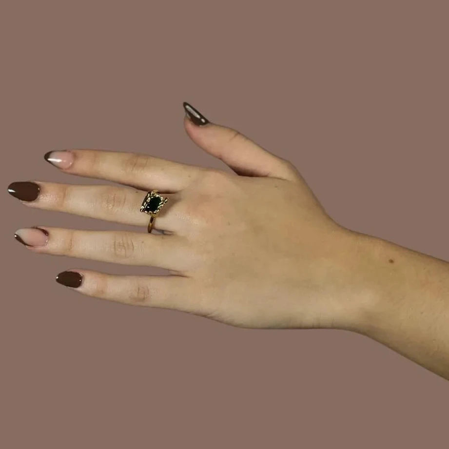 Bague élégante dorée en acier inoxydable avec pierre rectangulaire noire